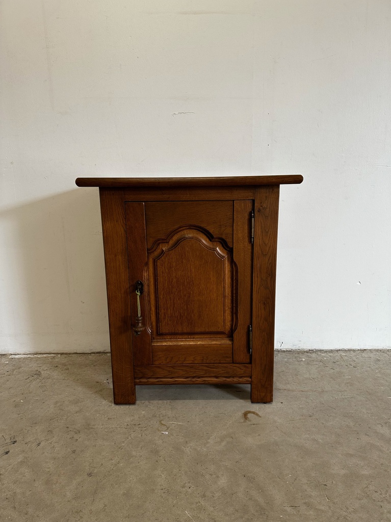 Serving cabinet