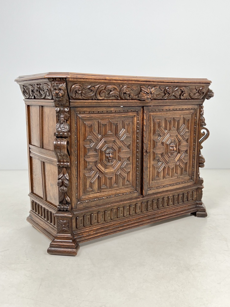 Serving cabinet