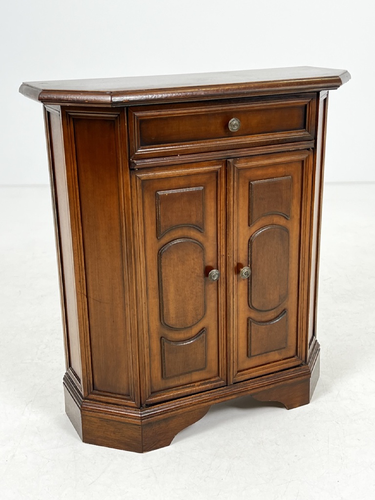 Serving cabinet